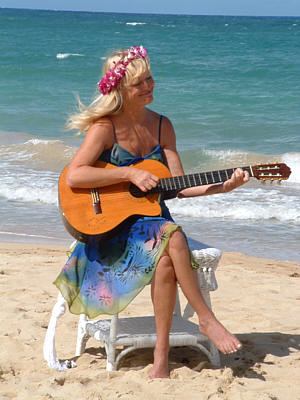 [hawaii+girl+playing+guitar+on+the+beach+4.jpg]