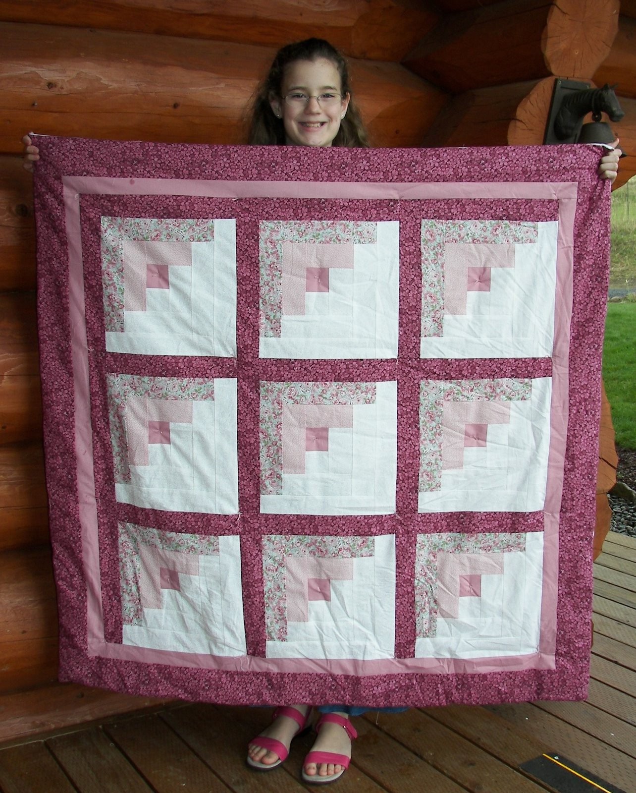 [Valerie+and+her+quilt.JPG]