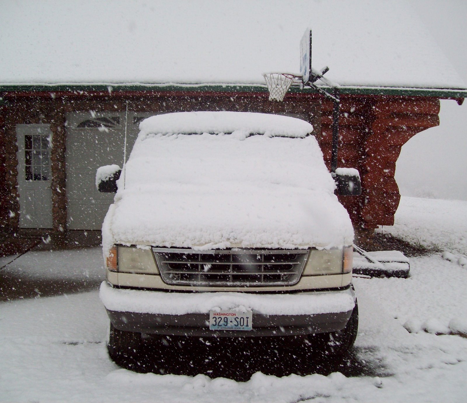 [snow+on+the+van+and+against+the+logs.JPG]