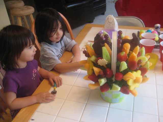 [Kids+eating+fruit.jpg]