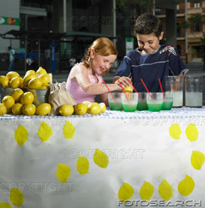[girl-and-boy-7-9-preparing-drinks-on-lemonade-stall-smiling-~-200216147-001.jpg]