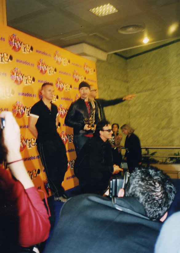 [U2+en+Premios+Amigo+(Madrid+Nov2000)+07.jpg]