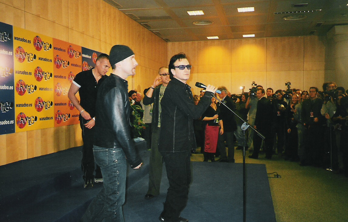 [U2+en+Premios+Amigo+(Madrid+Nov2000)+01.jpg]