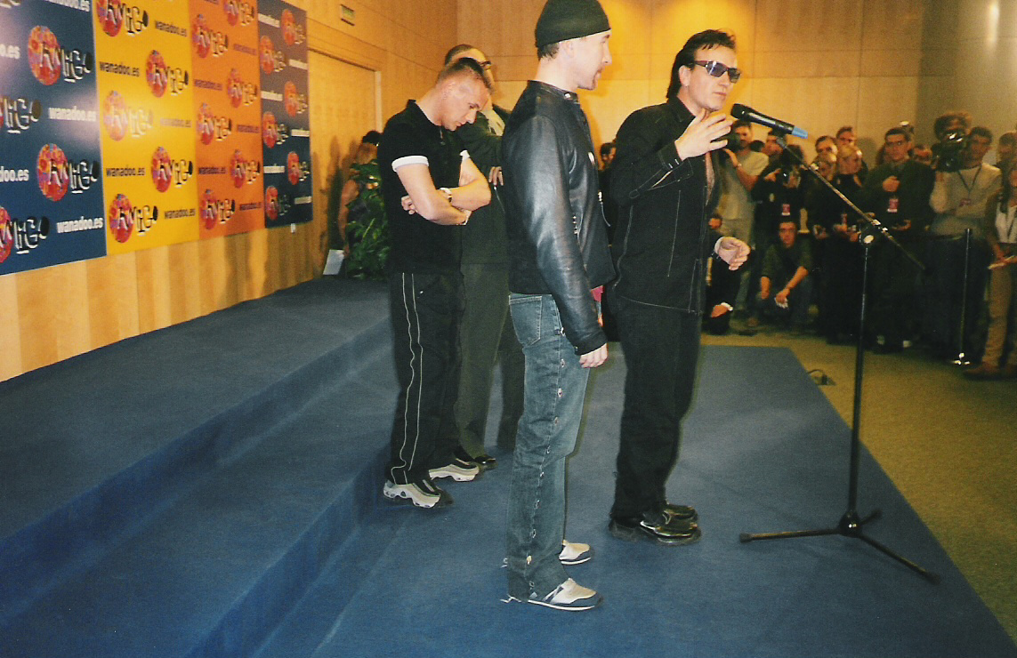 [U2+en+Premios+Amigo+(Madrid+Nov2000)+04.jpg]
