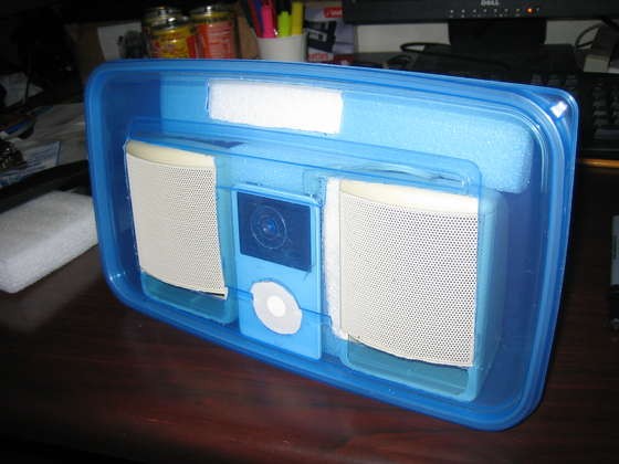 [tupperware-plastic-box-ipod-speaker-cool-03.jpg]