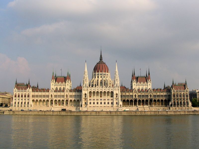 [800px-Budapest_Parliament_4604.JPG]