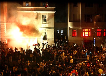 [US+embassy+burning+in+Belgrade-Serbia.jpg]