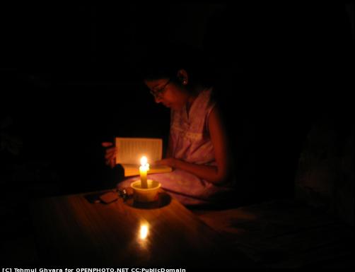 [Eu+lendo+a+luz+de+velas!!!!!.jpg]