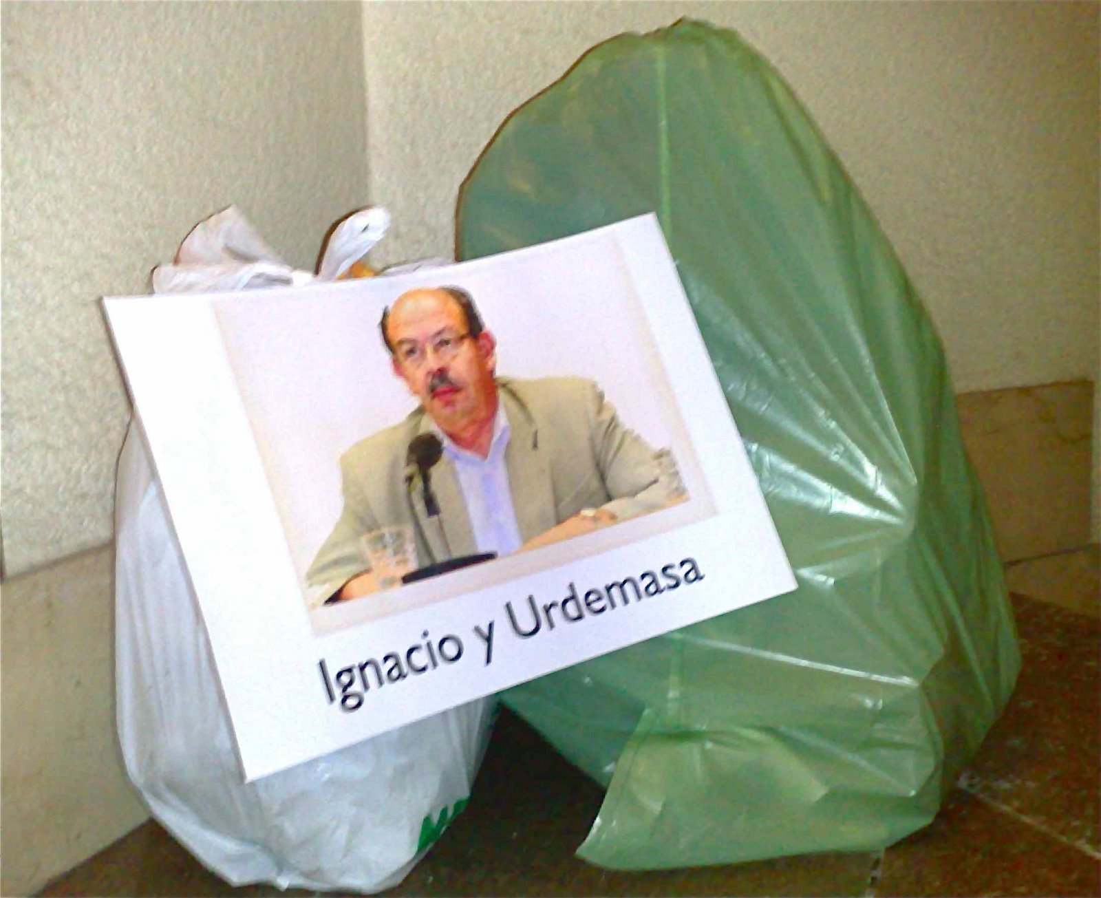 [Ignacio,+Urdemasa+basura.jpg]