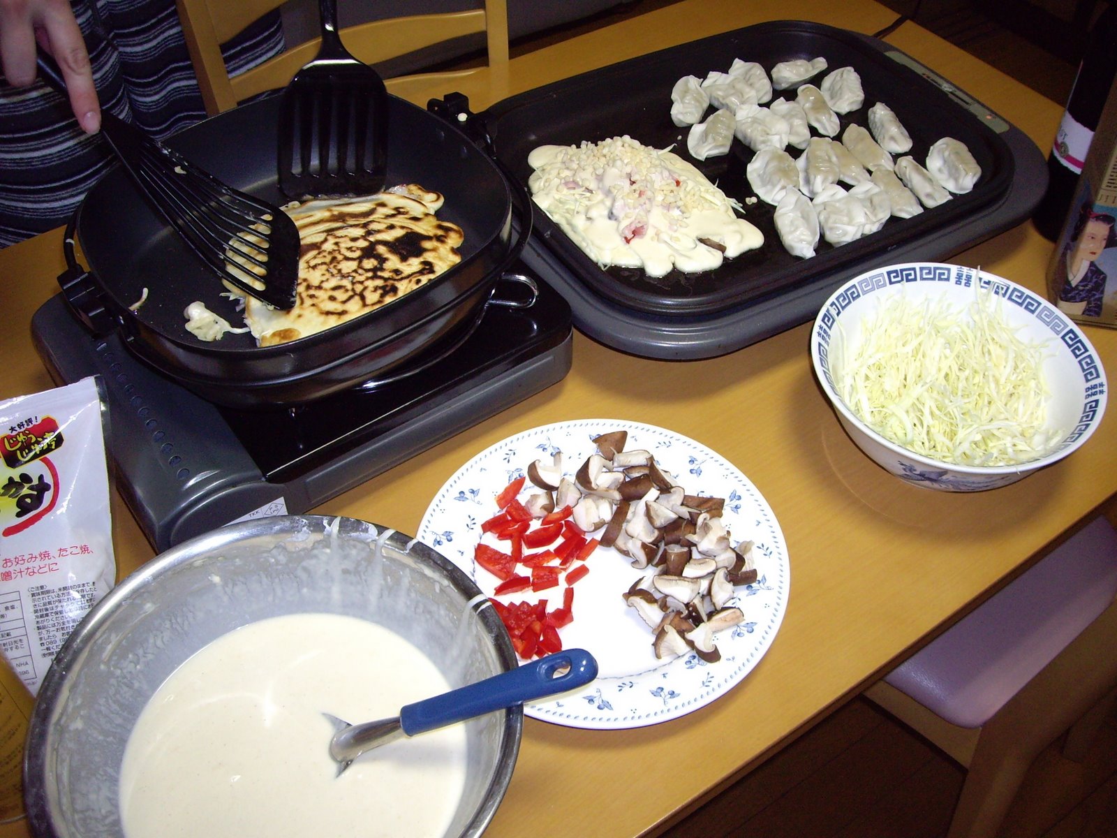 [making+okonmiyaki.jpg]