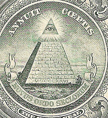 [Piramide+Ojo+que+todo+lo+ve+Simbolo+masoneria+y+Dios+egipcio+Horus-716048.jpg]