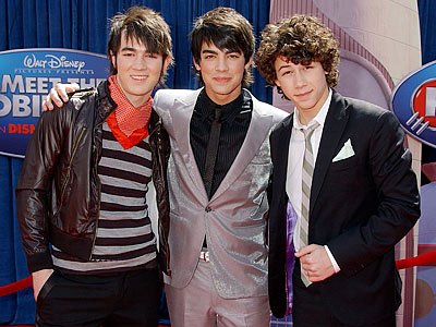Jonas Brothers (L)