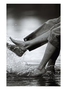 [538586~Couple-Splashing-Water-withFeet-Posters.jpg]