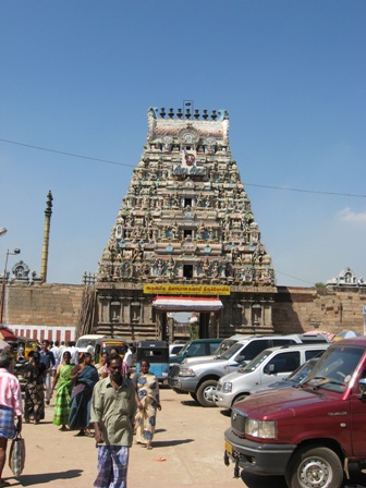 [thiruvotriyur+vadivudaiyamman+temple+gopuram.JPG]