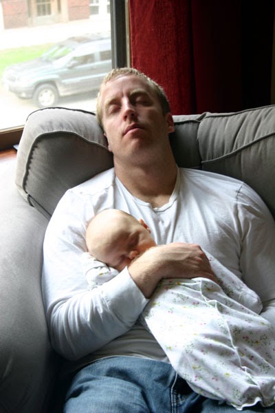 [20070504+-+Ashley+sleeping+with+daddy+before+work.jpg]