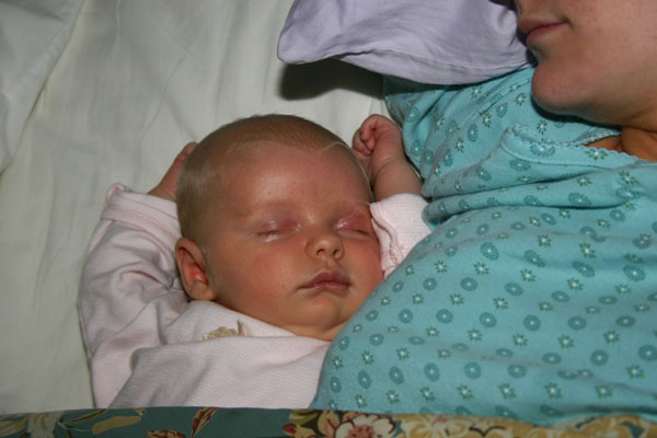 [20070505+-+Ashley+sleeping+with+mommy.jpg]
