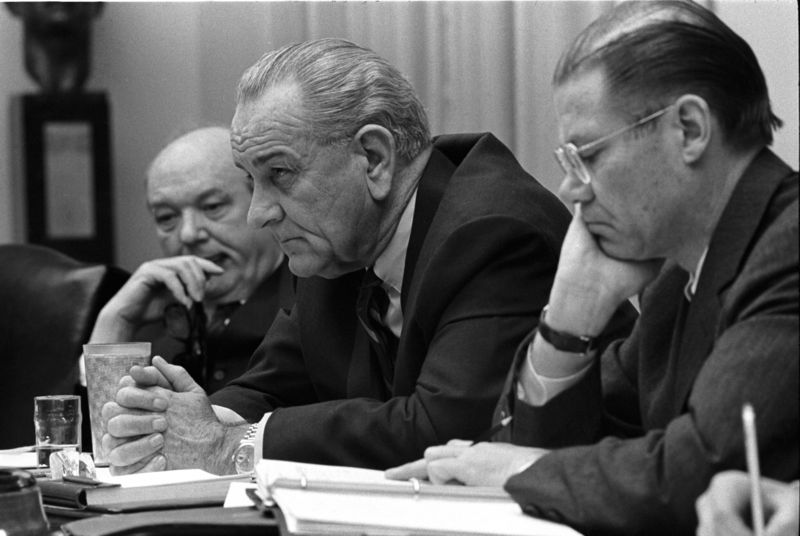 [800px-Dean_Rusk,_Lyndon_B._Johnson_and_Robert_McNamara_in_Cabinet_Room_meeting_February_1968.jpg]