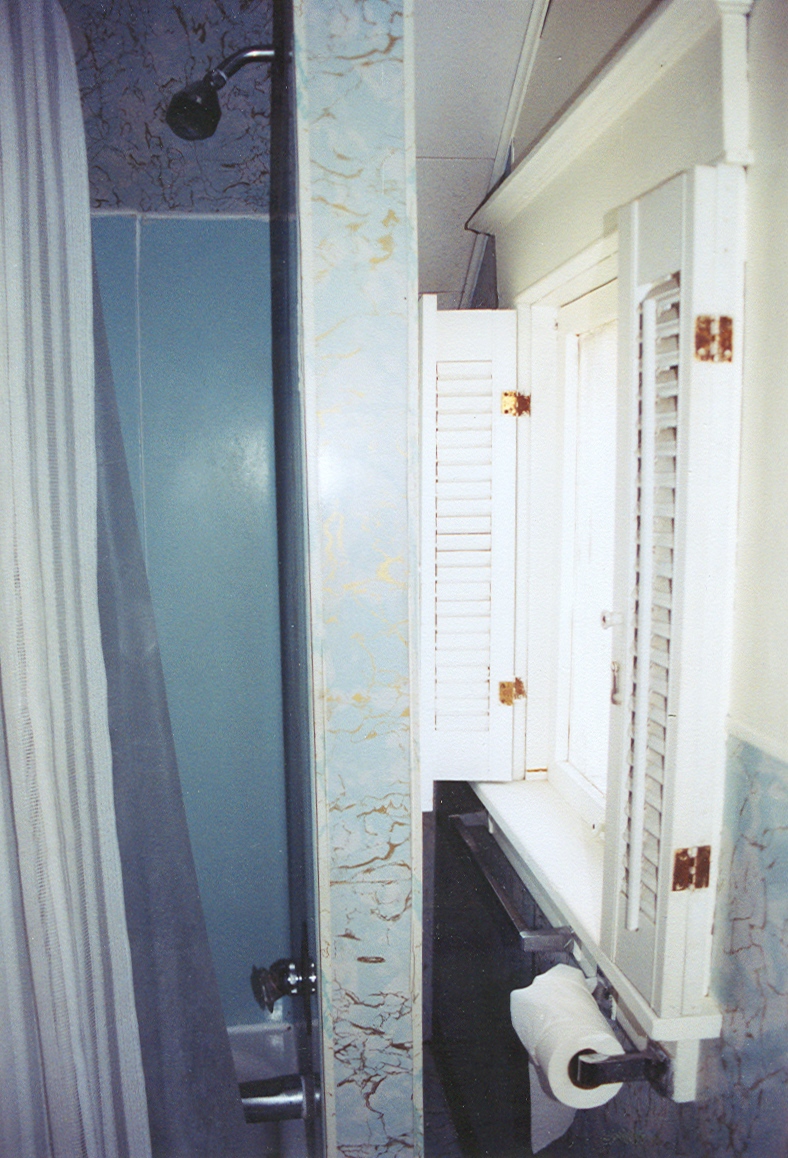 [bathroom+4+Sept2003.jpg]