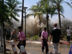 [305px-2004-tsunami.jpg]