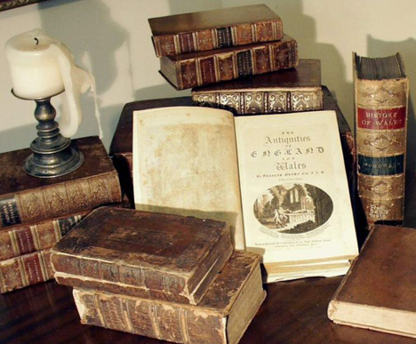[780px-Grose-antique-books-with-candle.jpg]