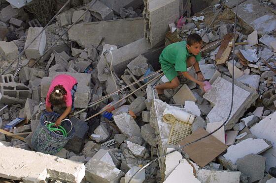 [palestinian_children_rubble.jpg]