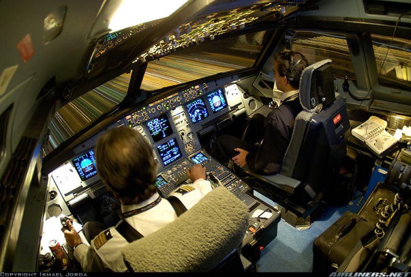 [top-10-aircraft-cockpit09.jpg]