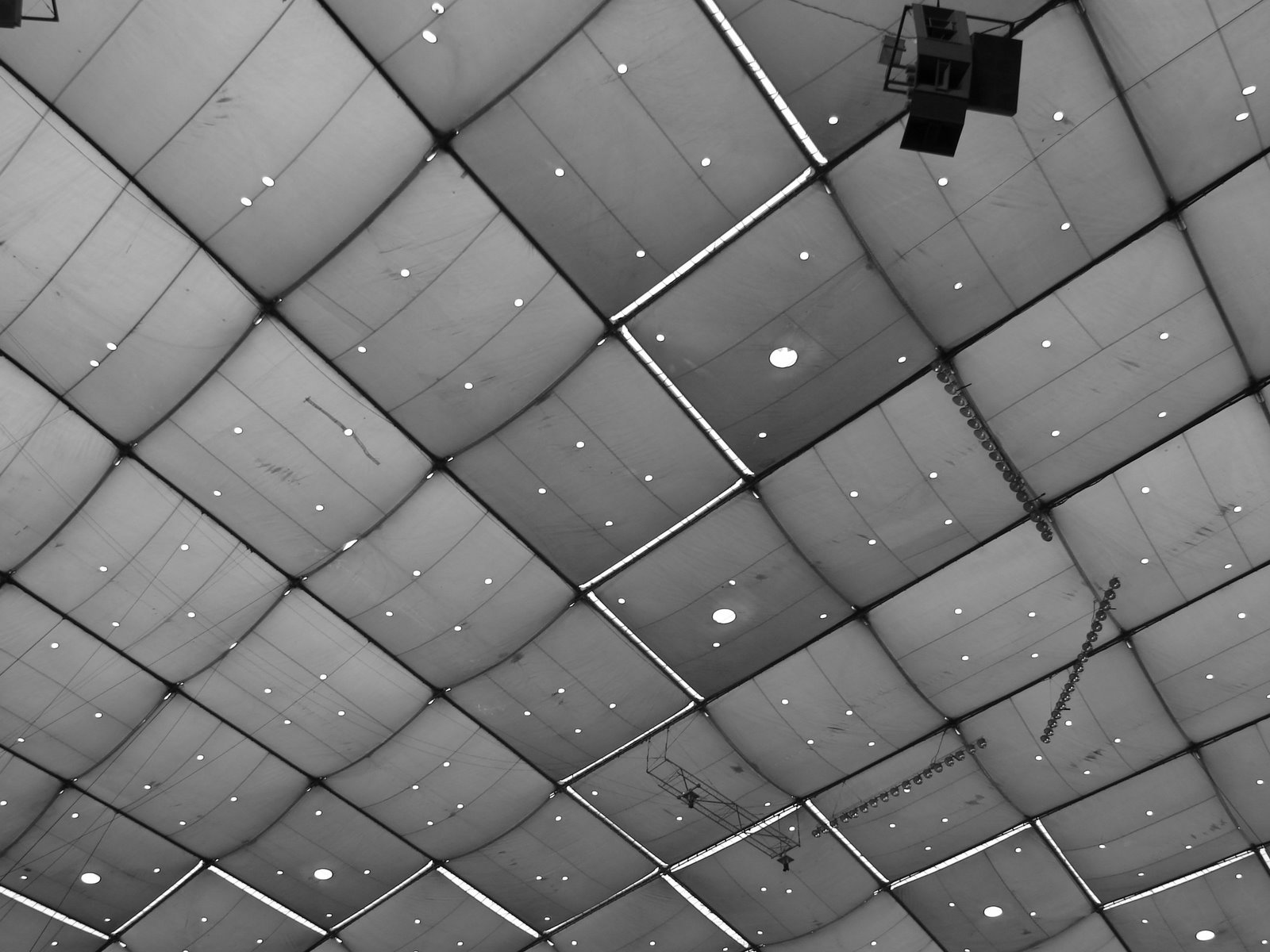 [metrodome+ceiling+black+and+white.JPG]