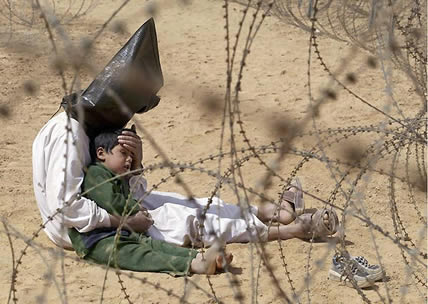 [Iraqi+prisoner+calming+child.jpg]