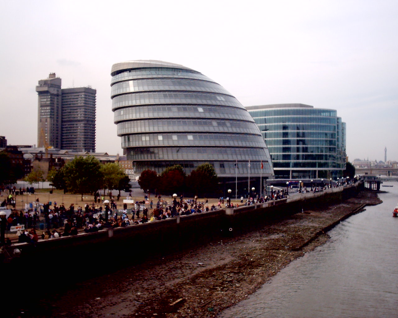 [England-London-City-Hall-view-from-Tower-Bridge-River-Thames-people-on-pavement-below-JR.jpg]