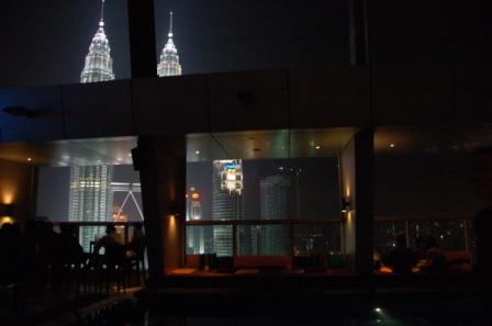 [07+12+01+Malasia+Kuala+Lumpur+039+Sky+Bar+Traders+Hotel.JPG]