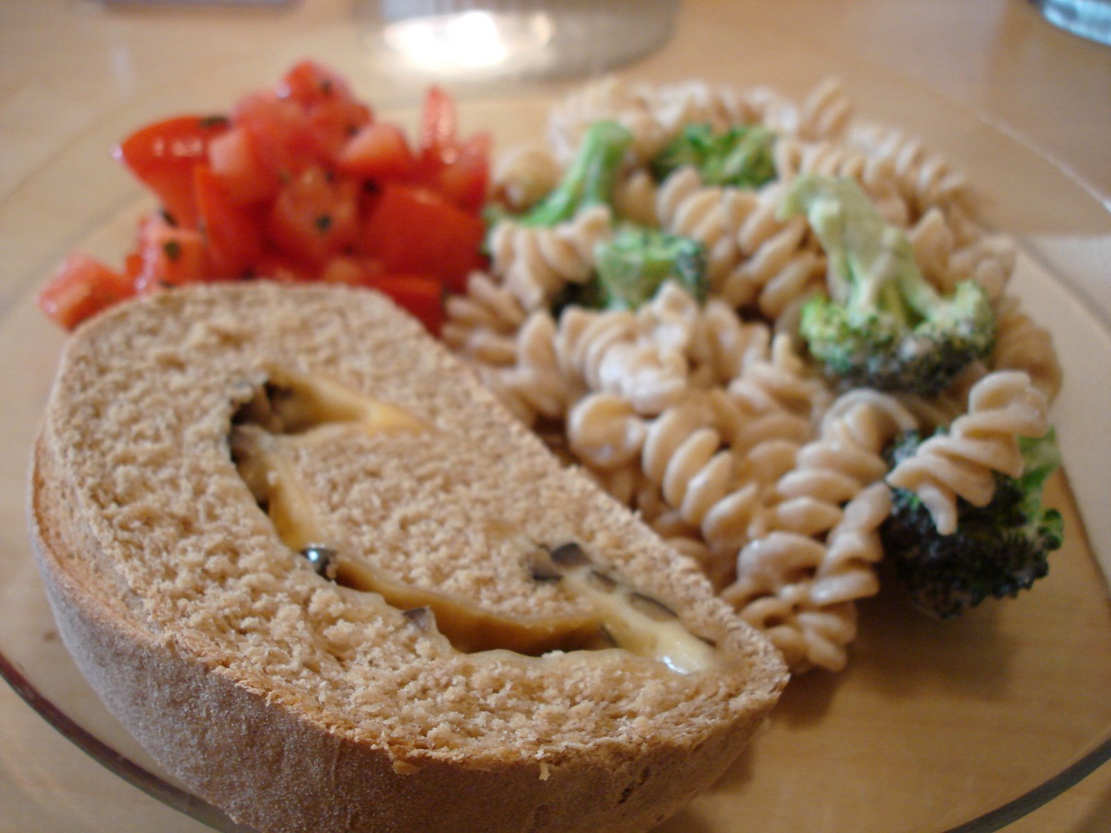[mozzarella+olive+bread,+olive+oil+tomatoes,+broccoli+alfredo+pasta.JPG]