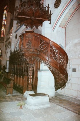 [tomb+and+pulpit.jpg]