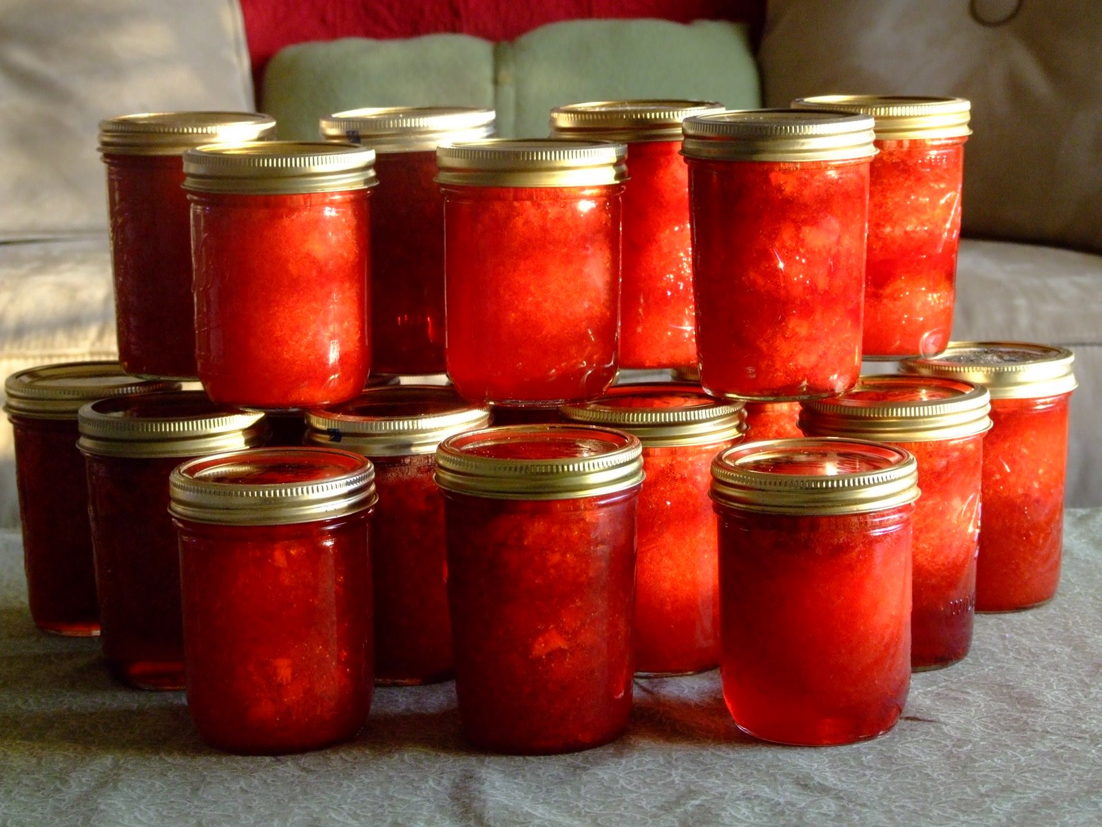 [6-24-08+19+jars+of+strawberry+jam+(1).jpg]