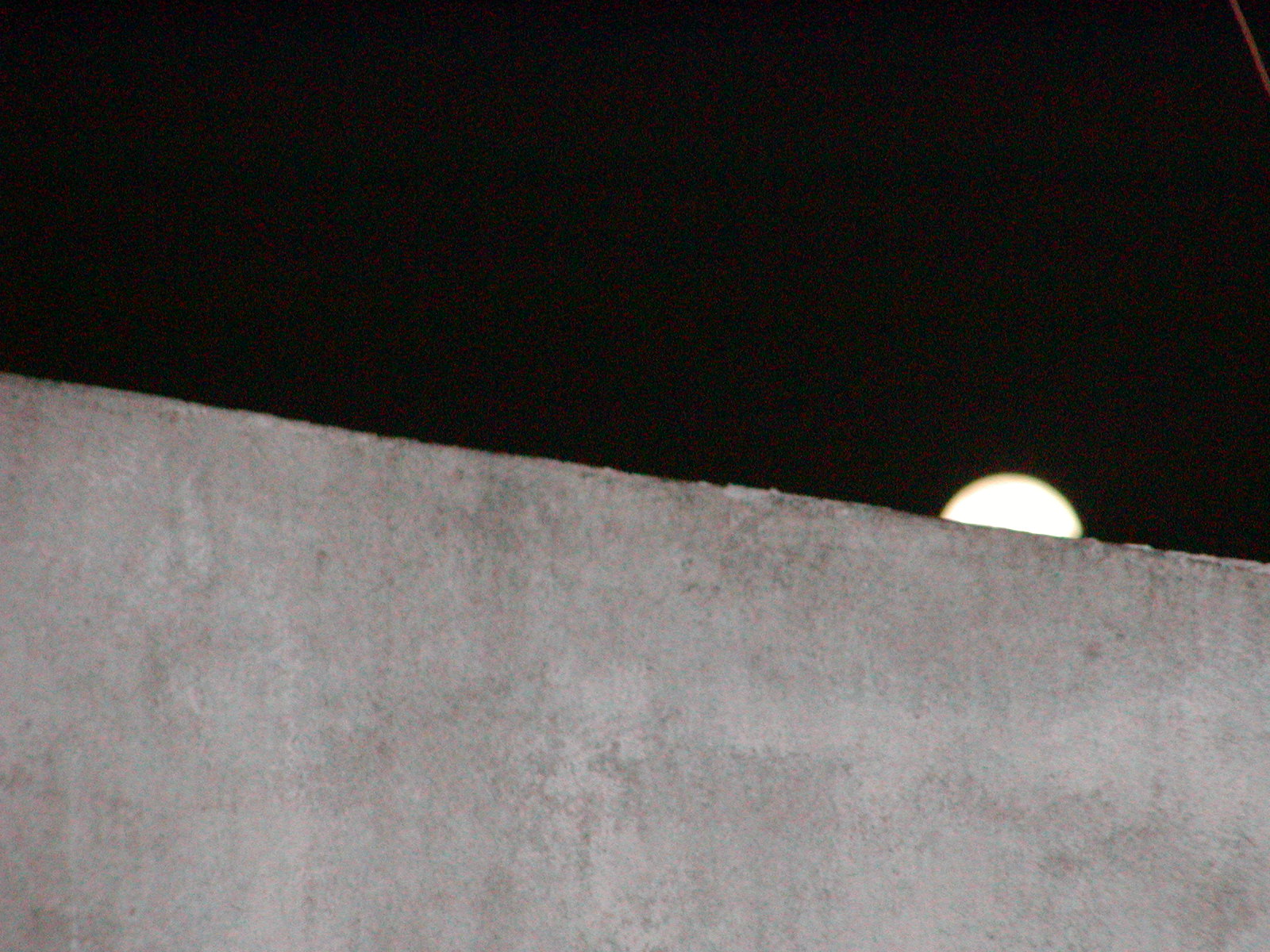[lua+atrÃ¡s+do+muro.JPG]