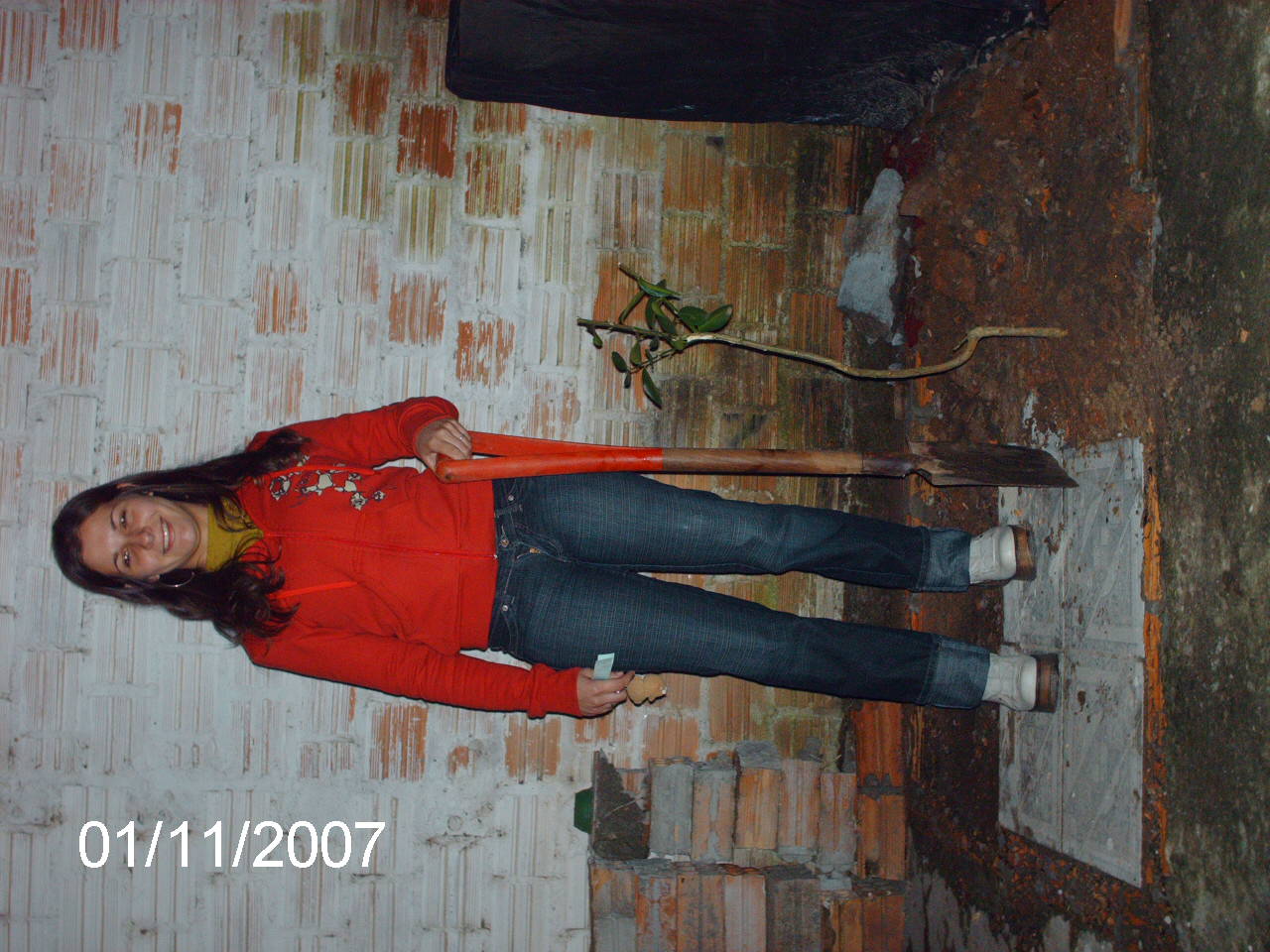 Aluna Karen e um pé de limoeiro plantado em sua casa