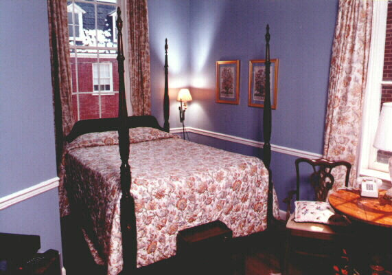 [colonial+bedroom.jpg]