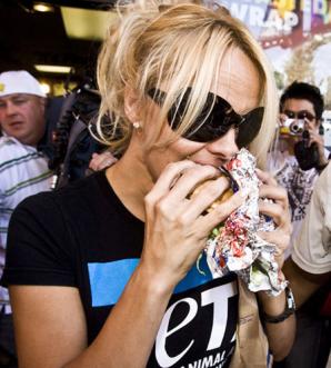 [Pamela+Anderson+Eats+KFC+Soy+Burger.jpg]