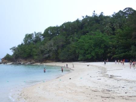 [Sapi+Island+beach.JPG]