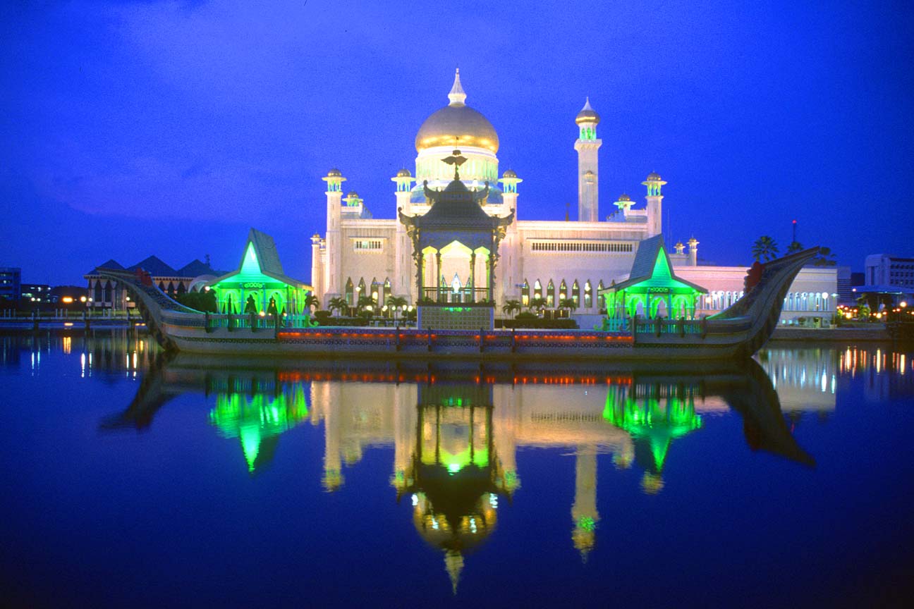 [BWN+Brunei+Bandar+Seri+Begawan+Omar+Ali+Saifuddien+Mosque+with+stone+boat+and+lagoon+by+night+b.jpg]