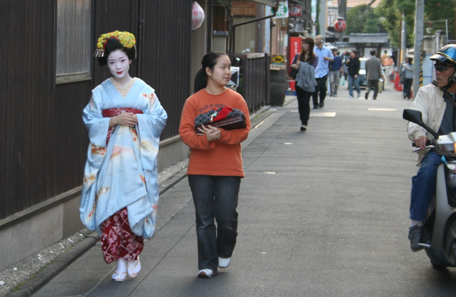 [Geishas.Una+maiko+caminando+por+Gion,+Kioto,+junto+ayudante+y+viejo+en+moto+que+mira.JJuste.2006.nov.5.jpg]