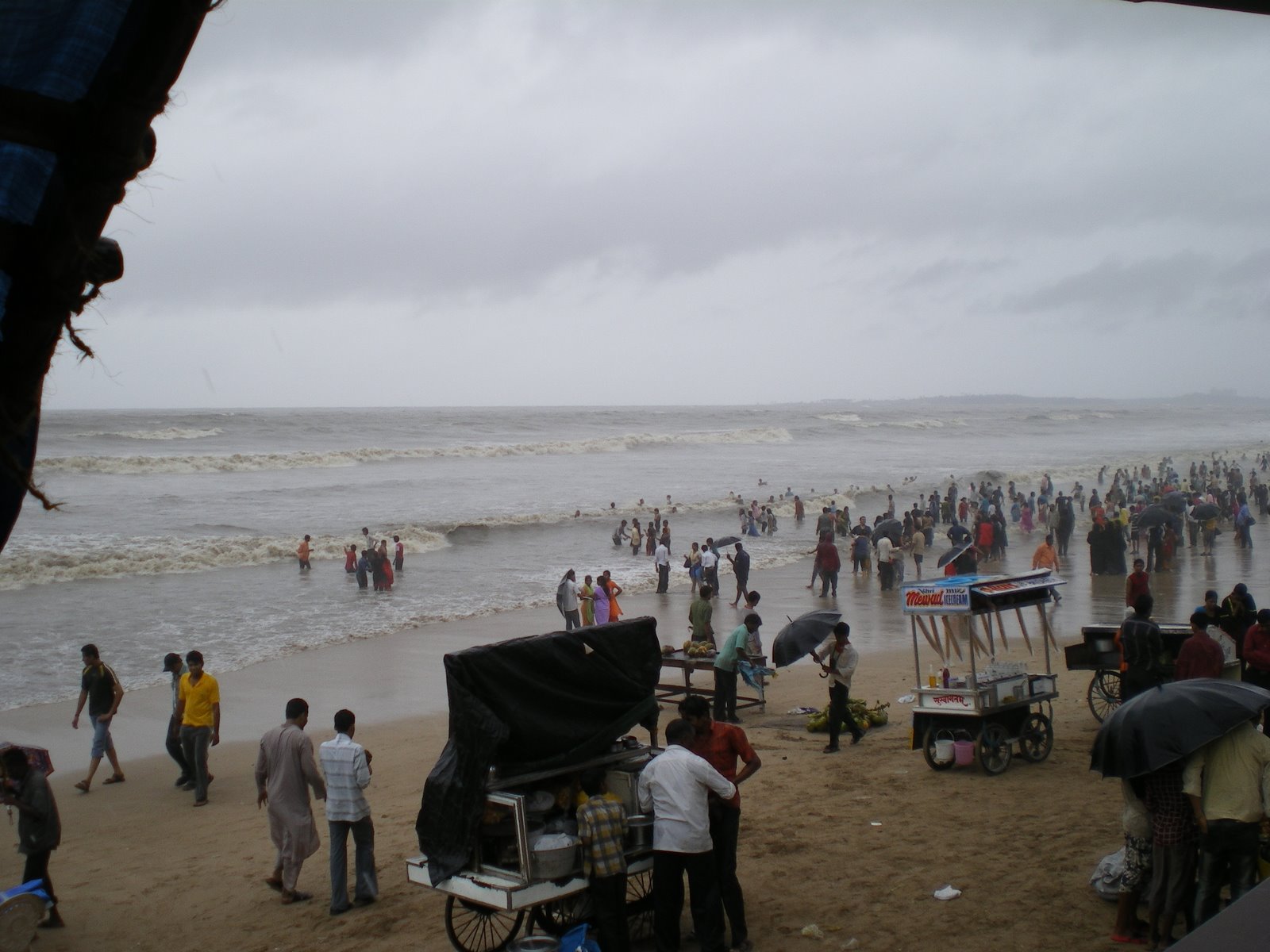 [Mumbai+Juhu+beach+Monsoon+early+June08.JPG]