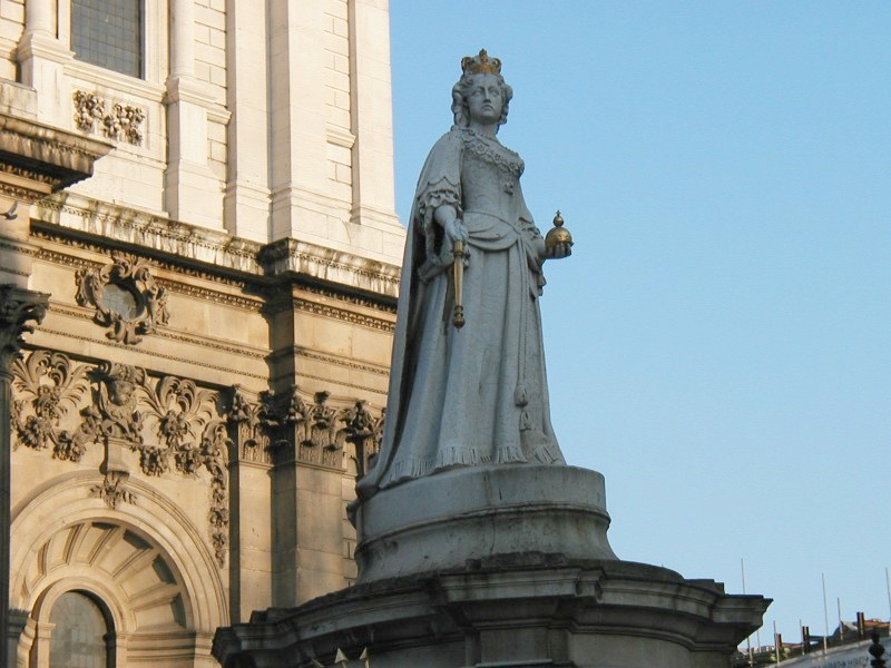 [London+-+Statue+Queen+Anne+outside+St.+Paul's.JPG]