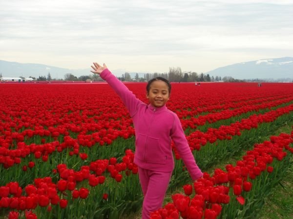 [Thia_&_the_Skagit_Valley_Tulips[1].JPG]