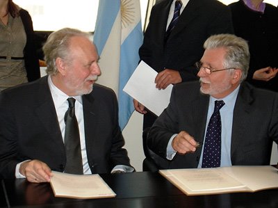 René Oosterlinck (izq), Director de asuntos legales de ESA y el embajador Victorio Taccetti, en Buenos Aires.