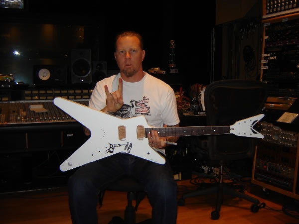 [James_Hetfield_with_Dean_guitar_2_JPG.jpg]
