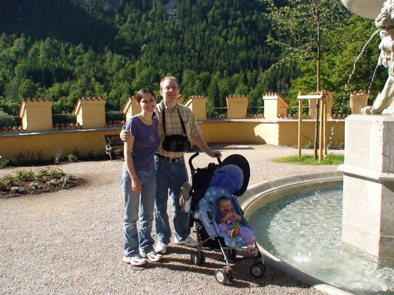 [1581+Family+at+the+fountain+at+the+top+of+the+castle.JPG]