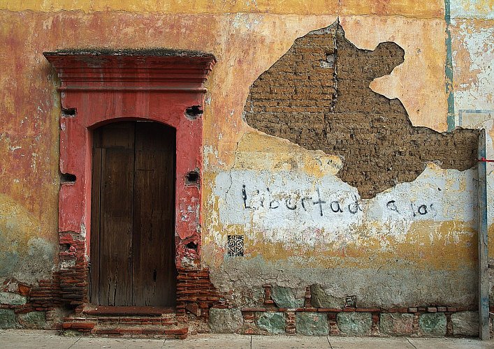 [Mexico+doorway+on+Calle+Cinco+de+Mayo-Oaxaca.jpg]