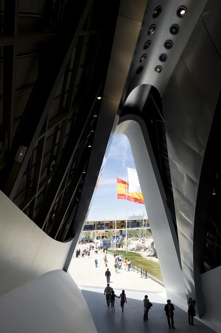 [Zaragoza+Bridge+Pavilion+by+Zaha+Hadid+03.jpg]