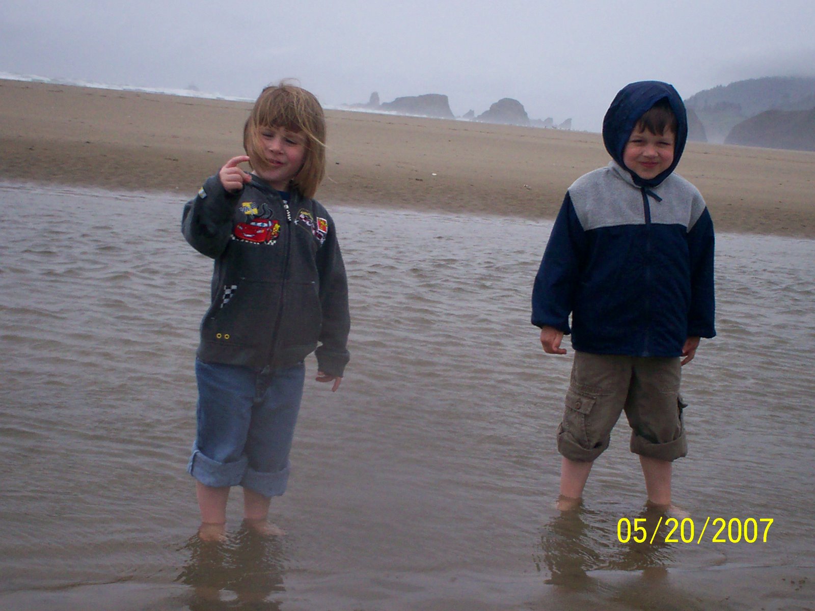 [070520+kids+at+Cannon+Beach+in+rain.jpg]