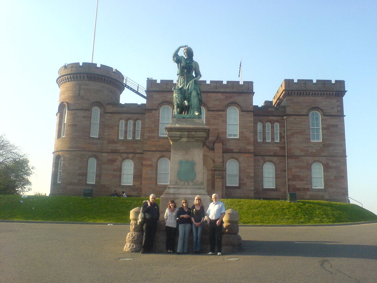 [the+happy+tour,+inverness+castle.JPG]